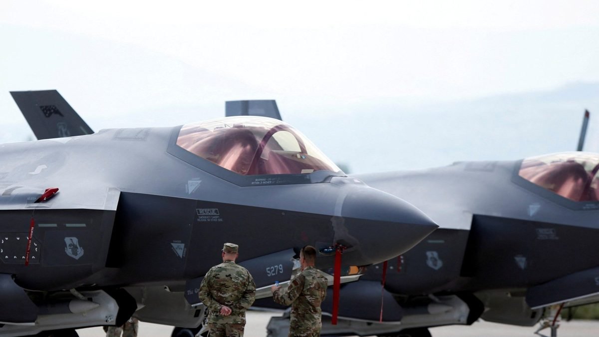 صورة لحاملة طائرات أمريكية في الخليج العربي ترمز للحشد العسكري المتزايد والتوترات في المنطقة.