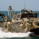 قارب حربي إيراني يشارك في مناورات بحرية مشتركة مع روسيا في بحر عمان.