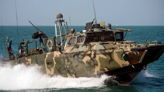 قارب حربي إيراني يشارك في مناورات بحرية مشتركة مع روسيا في بحر عمان.