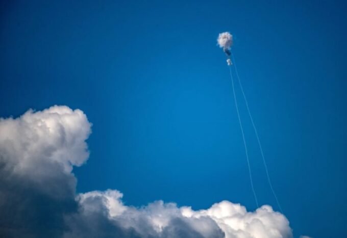 تصعيد غير مسبوق: تبادل القصف الصاروخي بين إيران وإسرائيل يثير قلق المنطقة 8 صورة لاعتراض صواريخ إيرانية فوق سماء إسرائيل