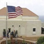 صورة جوية لقاعدة عسكرية أمريكية تظهر مقاتلات حربية، أو صورة للسفارة الأمريكية في بيروت.