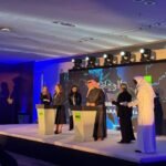 صورة توقيع مذكرة التفاهم بين ممثلين عن قناة RT وصحيفة الرياض