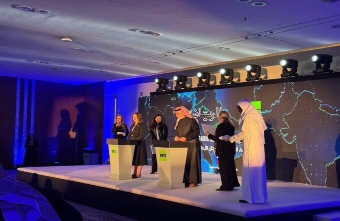 صورة توقيع مذكرة التفاهم بين ممثلين عن قناة RT وصحيفة الرياض