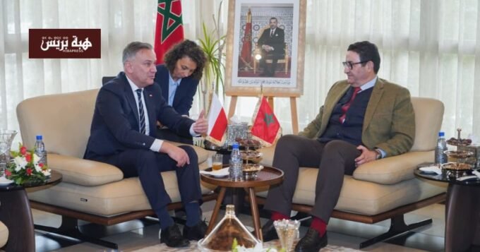 وزير النقل المغربي ورئيس مجموعة الصداقة البرلمانية البولندية خلال مباحثات بالرباط حول تعزيز التعاون في قطاع النقل.