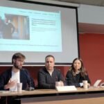 صورة لوحة إعلانات عقارية أو واجهة وكالة عقارية في برشلونة، ترمز للتمييز في سوق السكن.