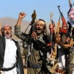 صورة لسفينة حربية أمريكية في البحر الأحمر مع خلفية لسواحل اليمن، أو رسم بياني يوضح مسارات الشحن والتوترات الإقليمية.