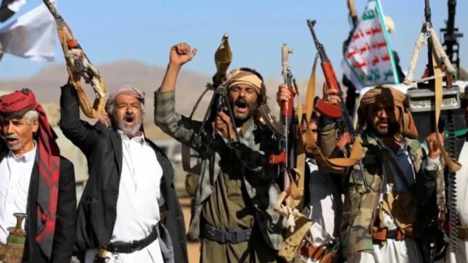 صورة لسفينة حربية أمريكية في البحر الأحمر مع خلفية لسواحل اليمن، أو رسم بياني يوضح مسارات الشحن والتوترات الإقليمية.