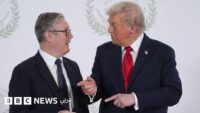 صورة للرئيس الأمريكي دونالد ترامب ورئيس الوزراء البريطاني كير ستارمر في سياق التوترات مع إيران.