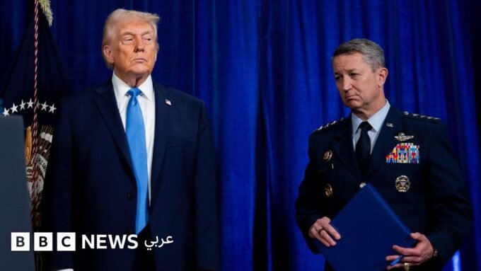 الرئيس الأمريكي دونالد ترامب ورئيس هيئة الأركان المشتركة الجنرال دان كاين في اجتماع.