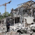 صورة تظهر خريطة الشرق الأوسط مع علامات توتر أو جنود في حالة تأهب