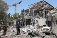 صورة تظهر خريطة الشرق الأوسط مع علامات توتر أو جنود في حالة تأهب