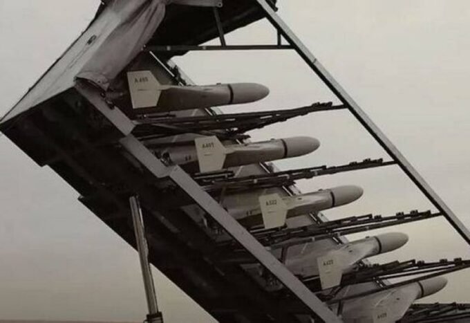 صورة لطائرة مسيرة إيرانية أو حاملة طائرات أمريكية في منطقة الخليج