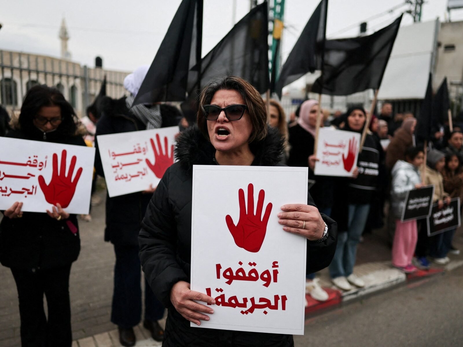 مواطنون فلسطينيون في إسرائيل يتظاهرون، مطالبين الحكومة الإسرائيلية بمعالجة موجة الجريمة والقتل في مجتمعاتهم من خلال تطبيق فعال للقانون والنظام، في سخنين، شمال إسرائيل، 22 يناير 2026.
