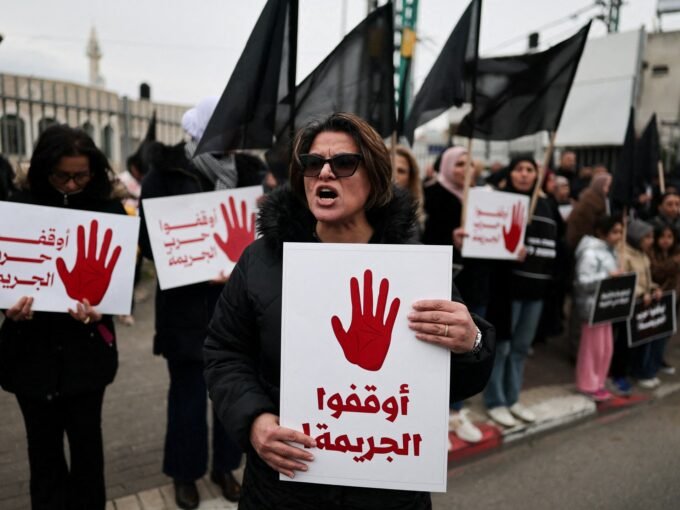 مواطنون فلسطينيون في إسرائيل يتظاهرون، مطالبين الحكومة الإسرائيلية بمعالجة موجة الجريمة والقتل في مجتمعاتهم من خلال تطبيق فعال للقانون والنظام، في سخنين، شمال إسرائيل، 22 يناير 2026.