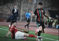 لاعبو الجيش الملكي في مواجهة الأهلي المصري على أرضية ملعب القاهرة.