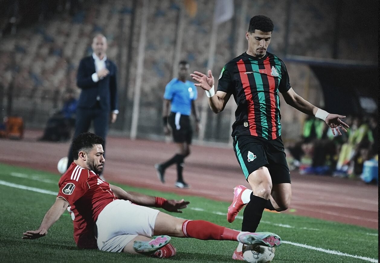 الجيش الملكي يحسم تأهله لربع نهائي دوري أبطال إفريقيا بتعادل ثمين أمام الأهلي في القاهرة 3 لاعبو الجيش الملكي في مواجهة الأهلي المصري على أرضية ملعب القاهرة.