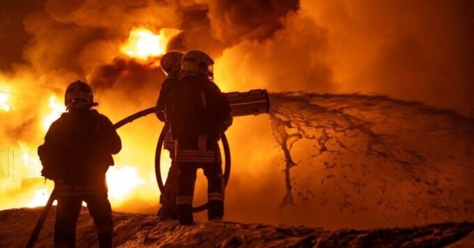 صورة تظهر رجل إطفاء أوكراني يكافح حريقاً في أوديسا بعد ضربة بطائرة مسيرة روسية.