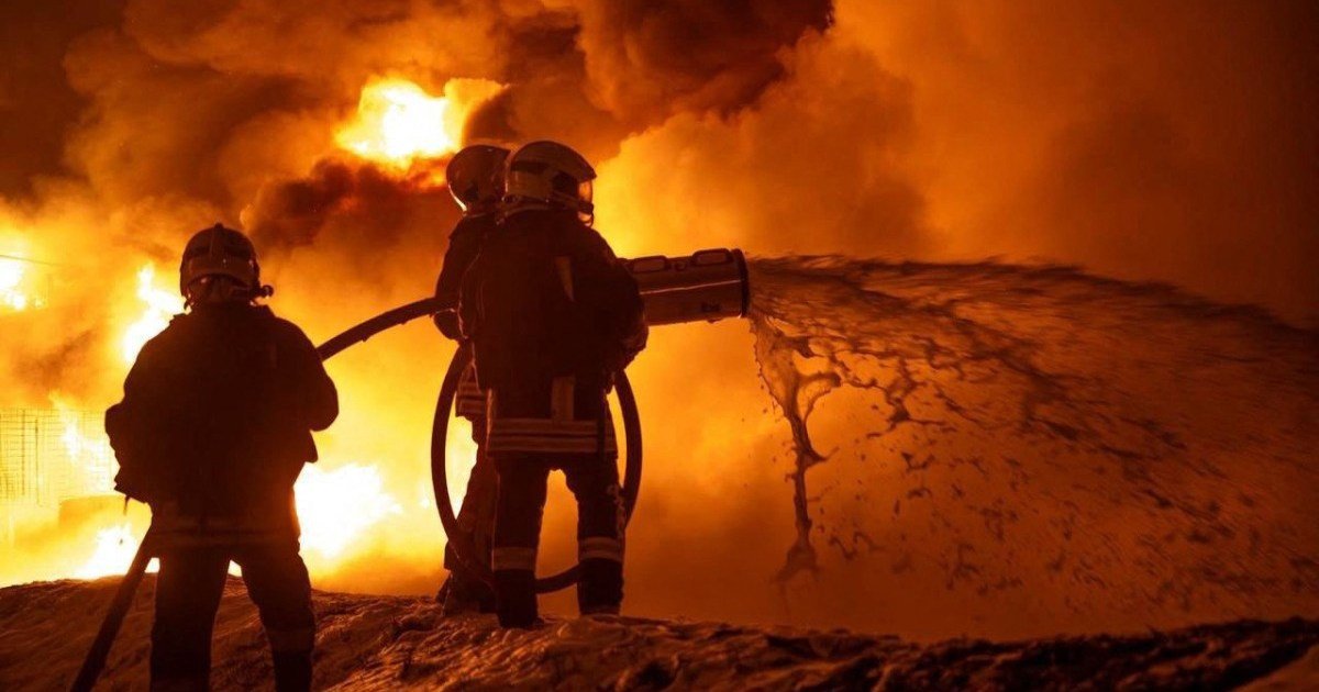 صورة تظهر رجل إطفاء أوكراني يكافح حريقاً في أوديسا بعد ضربة بطائرة مسيرة روسية.