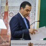 صورة توضيحية لبرامج الدعم الاجتماعي والحماية الصحية في المغرب، مع شعار الحكومة.