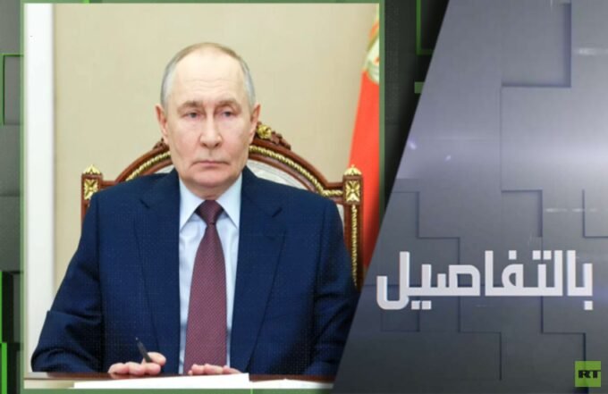 قادة أوروبيون وروس يجلسون على طاولة مفاوضات، في إشارة إلى جهود الحوار لتسوية النزاع الأوكراني.