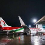 طائرة للخطوط الملكية المغربية في مطار، ترمز لتوسيع شبكة الرحلات الجوية بين شمال المغرب وأوروبا.