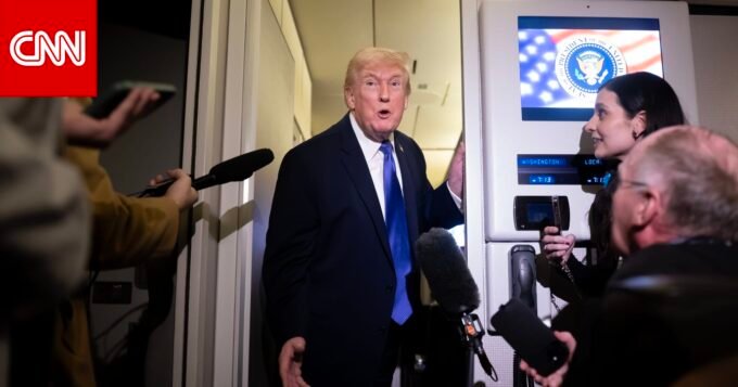 الرئيس الأمريكي دونالد ترامب يتحدث على متن الطائرة الرئاسية