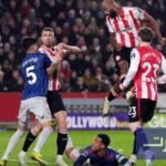 صورة تظهر لاعبي أرسنال وبرينتفورد يتنافسون على الكرة في مباراة بالدوري الإنجليزي.