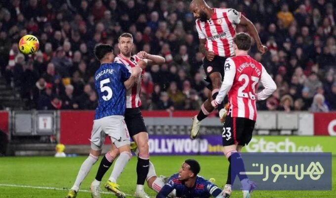 صورة تظهر لاعبي أرسنال وبرينتفورد يتنافسون على الكرة في مباراة بالدوري الإنجليزي.