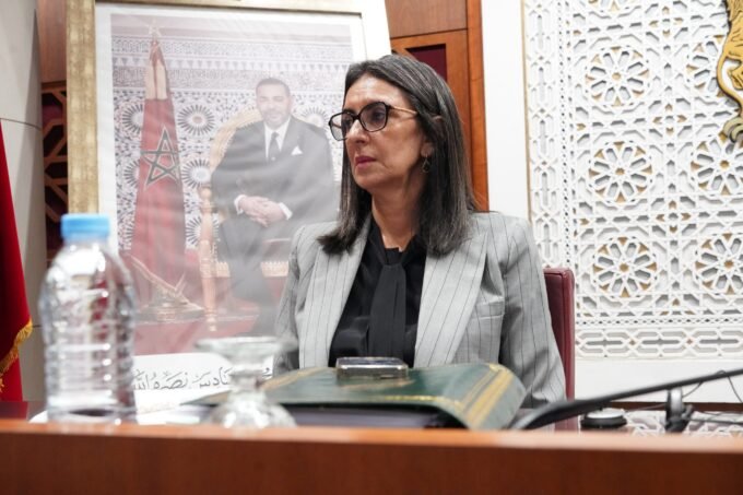 صورة توضيحية لعملية بيع وشراء الديون المتعثرة بين البنوك وشركات متخصصة في المغرب.