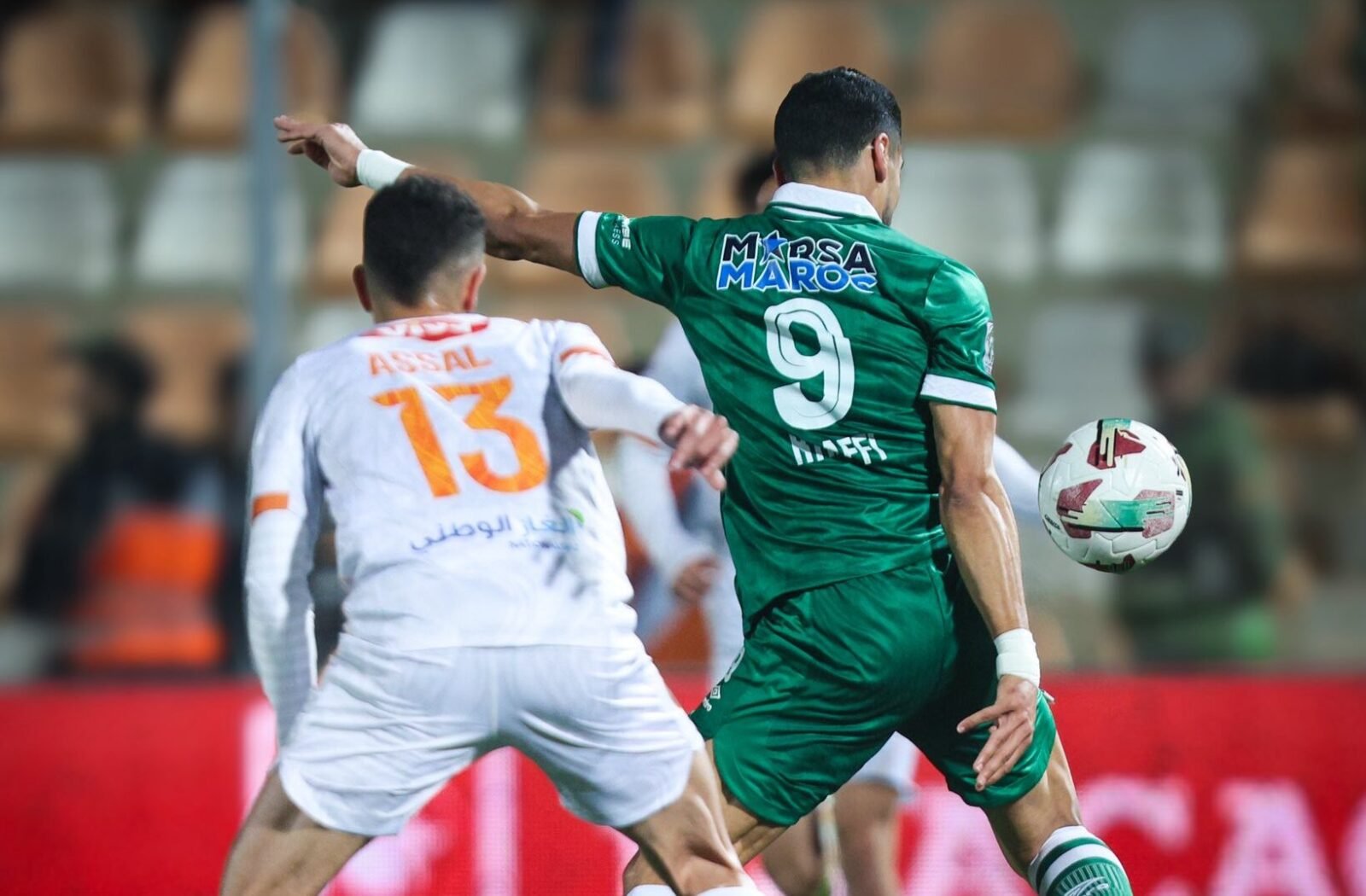 لقطة من مباراة كرة القدم بين فريقي نهضة بركان والرجاء الرياضي في البطولة الاحترافية المغربية.