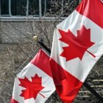 السفير الروسي يحذر مواطنيه من السفر إلى كندا: دعوة لتوخي الحذر والتواصل مع البعثات الدبلوماسية 4 علم كندا يرفرف، يرمز إلى العلاقات الدبلوماسية بين روسيا وكندا والتحذير الأخير.