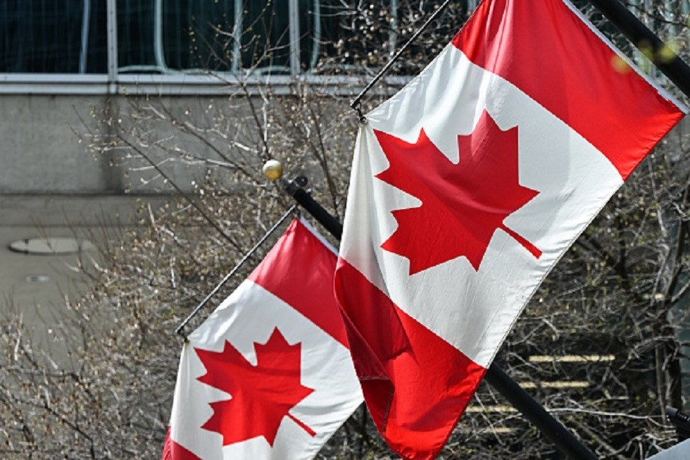 السفير الروسي يحذر مواطنيه من السفر إلى كندا: دعوة لتوخي الحذر والتواصل مع البعثات الدبلوماسية 3 علم كندا يرفرف، يرمز إلى العلاقات الدبلوماسية بين روسيا وكندا والتحذير الأخير.