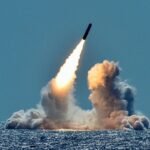 خريطة للشرق الأوسط مع أعلام أمريكية وإيرانية ترمز للتوترات الجيوسياسية