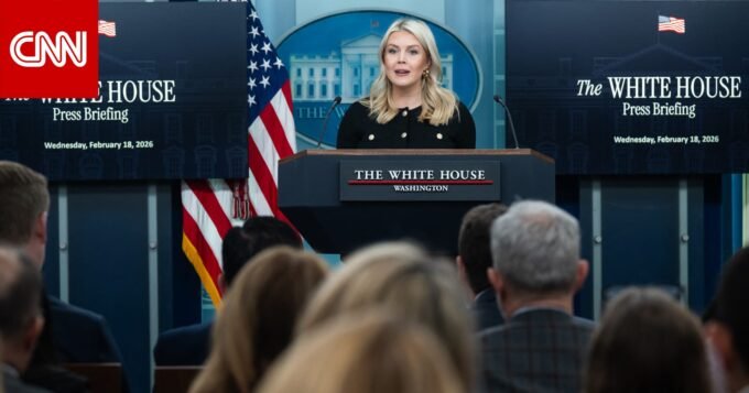 صورة للبيت الأبيض أو اجتماع دبلوماسي يرمز للمفاوضات مع إيران.