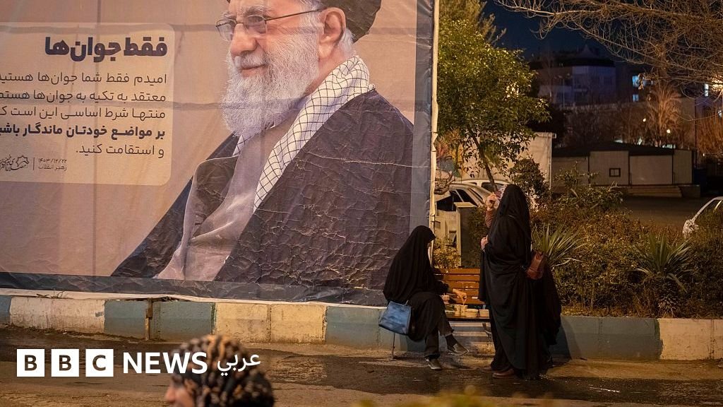 يافطة لخامنئي تحث الشباب على الثبات والاستقامة