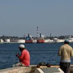 صورة تجمع رموزًا سياسية عالمية أو خريطة للعالم تبرز مناطق التوتر الجيوسياسي.