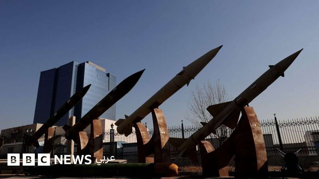 المرشد الأعلى الإيراني علي خامنئي والرئيس الأمريكي دونالد ترامب يتحدثان عن التوترات الإقليمية.