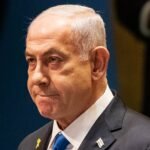 نتنياهو يثير الجدل: ادعاءات حول صحة خامنئي وتصعيد العمليات ضد إيران 6 صورة لرئيس الوزراء الإسرائيلي بنيامين نتنياهو يتحدث في مؤتمر صحفي حول الوضع في إيران.