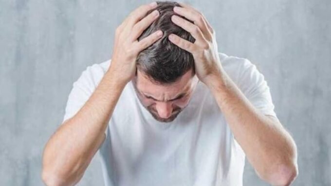 صورة توضيحية لشخص صائم يحاول التحكم في غضبه خلال شهر رمضان، مع خلفية تعكس أجواء الشهر الفضيل.