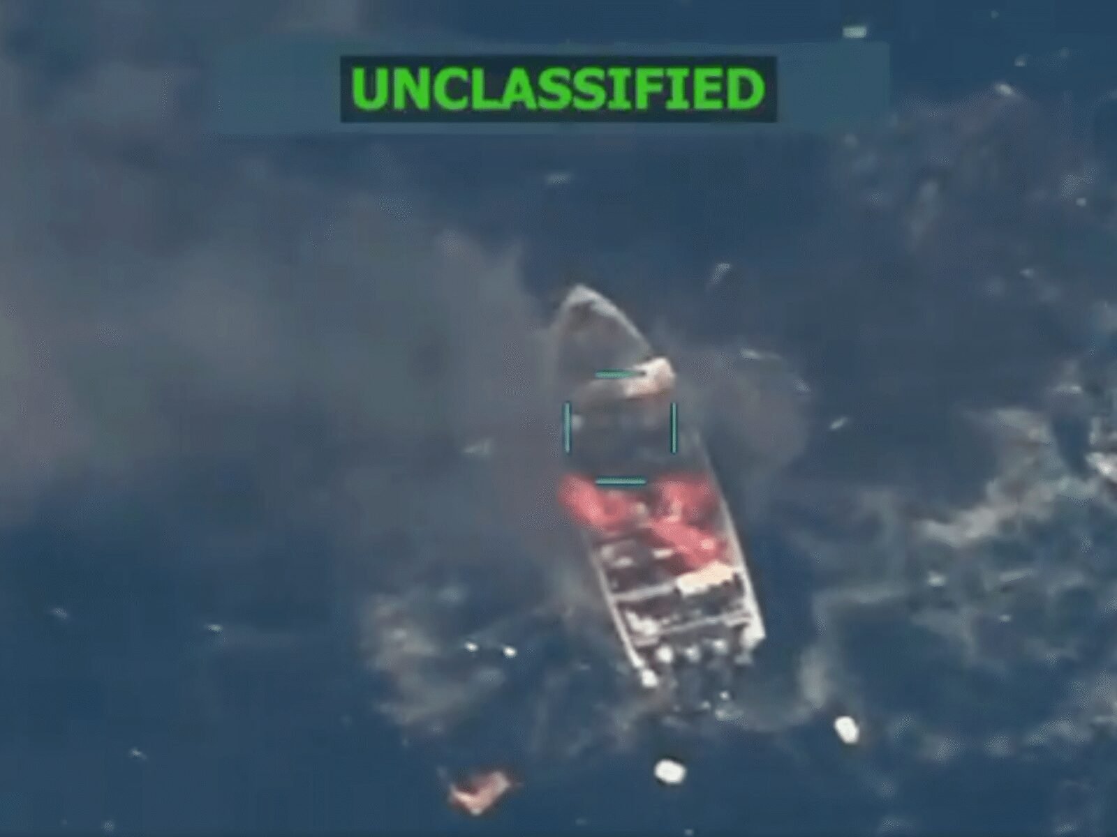 لقطة شاشة من فيديو يظهر آثار هجوم صاروخي أمريكي على زورق في شرق المحيط الهادئ، مع تصاعد ألسنة اللهب.