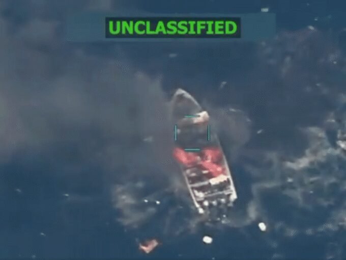 لقطة شاشة من فيديو يظهر آثار هجوم صاروخي أمريكي على زورق في شرق المحيط الهادئ، مع تصاعد ألسنة اللهب.