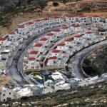 خريطة توضيحية للضفة الغربية تظهر المستوطنات الإسرائيلية والأراضي الفلسطينية المتفرقة.