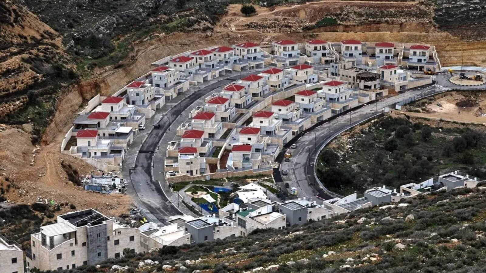 خريطة توضيحية للضفة الغربية تظهر المستوطنات الإسرائيلية والأراضي الفلسطينية المتفرقة.