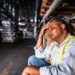 شخص يركض بنشاط في منتصف العمر، يظهر حيوية وصحة جيدة