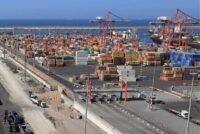 رسم بياني يوضح تطور العجز التجاري في المغرب مع التركيز على قطاعات الصادرات والواردات الرئيسية.