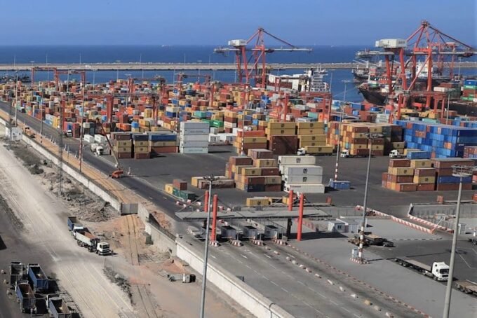 رسم بياني يوضح تطور العجز التجاري في المغرب مع التركيز على قطاعات الصادرات والواردات الرئيسية.