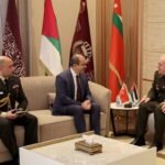 صورة للواء الركن يوسف أحمد الحنيطي والسفير التركي يعقوب أوغلو خلال لقاء رسمي في القيادة العامة في عمّان.