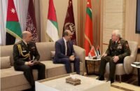 صورة للواء الركن يوسف أحمد الحنيطي والسفير التركي يعقوب أوغلو خلال لقاء رسمي في القيادة العامة في عمّان.