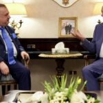 رئيس مجلس الأعيان الأردني فيصل الفايز والسفير العراقي عمر البرزنجي خلال لقائهما في عمان لبحث تعزيز العلاقات.