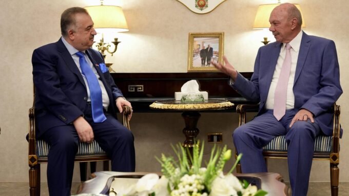 رئيس مجلس الأعيان الأردني فيصل الفايز والسفير العراقي عمر البرزنجي خلال لقائهما في عمان لبحث تعزيز العلاقات.